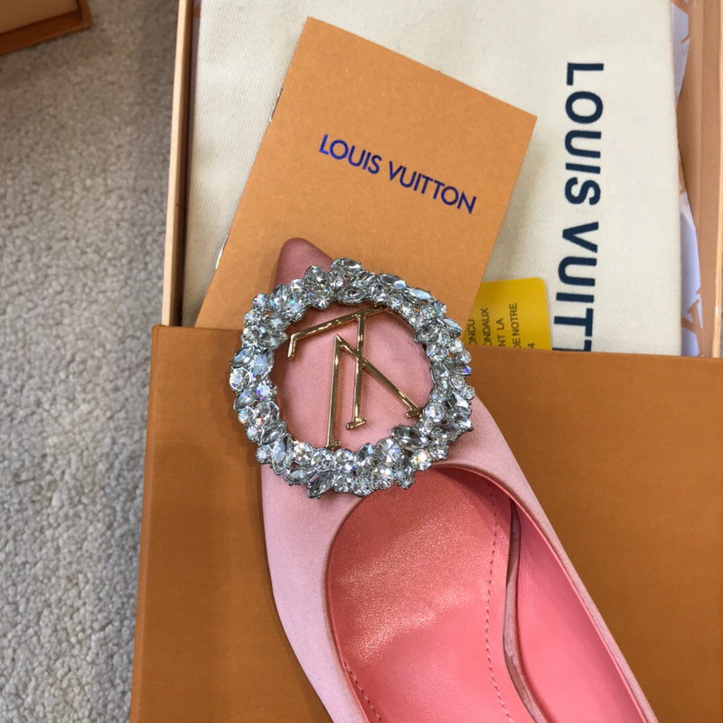 Three-quarter angle view of Louis Vuitton luxury piece style No.081