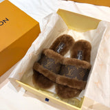 Texture and finish detail of Louis Vuitton luxury piece style No.039