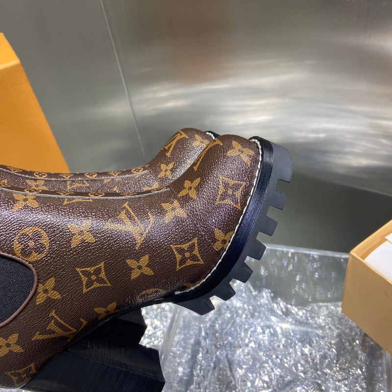 Louis Vuitton shoes Style 218 - logo and branding close-up