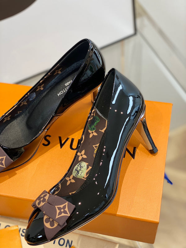 Louis Vuitton shoes Style 303 - back heel detail (alternate angle)