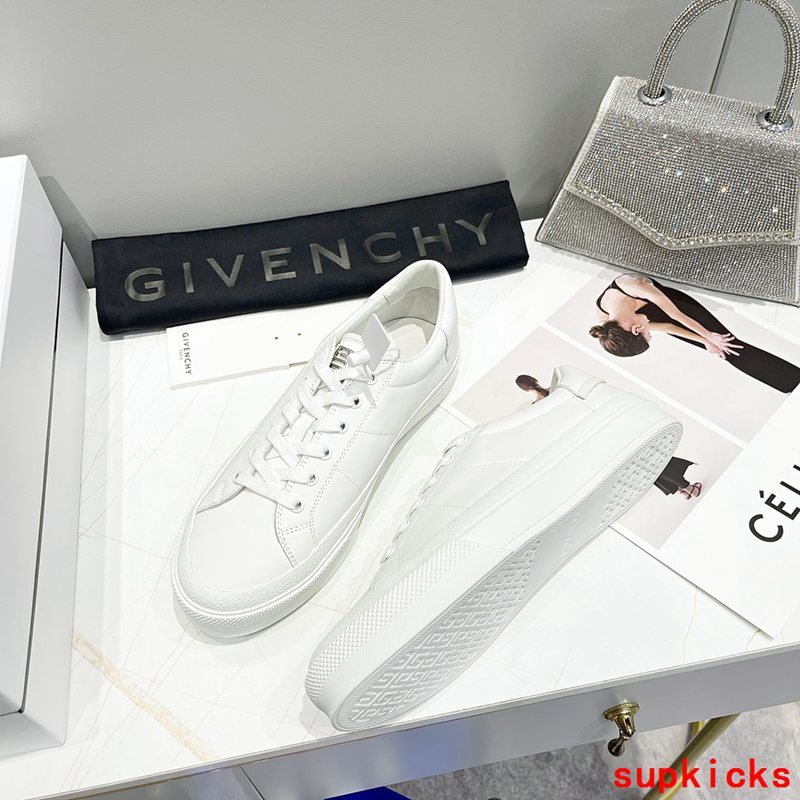 Givenchy shoes Style 089 - close-up of iconic logo design