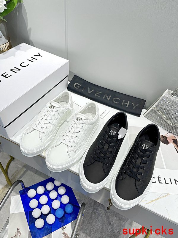 Givenchy shoes Style 060 - logo and branding close-up