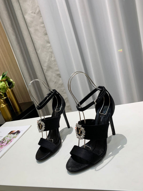 Side profile view of Louis Vuitton luxury piece style No.018