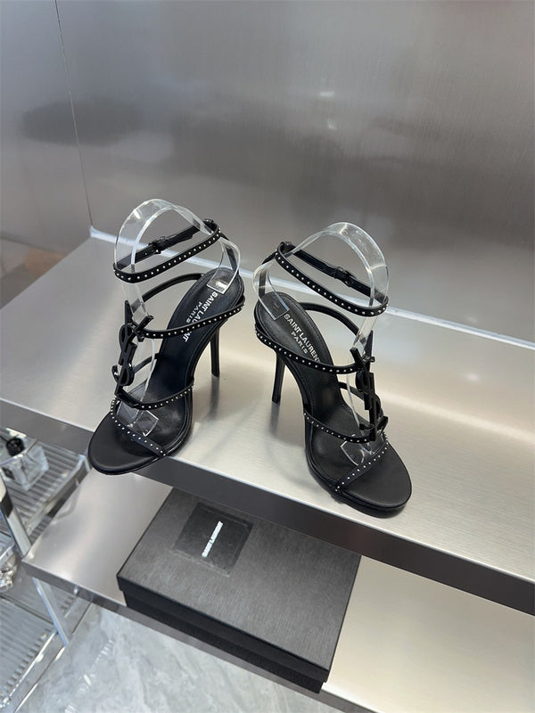 Three-quarter angle view of Saint Laurent luxury piece style No.088