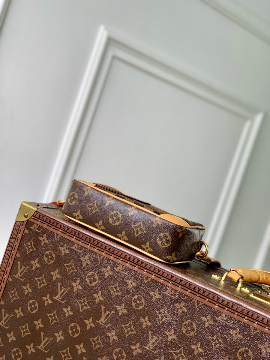 Velouxe Wallets?  Velouxe Lou Trocadero Wearable Wallet Elegant Everyday Leather Wallet