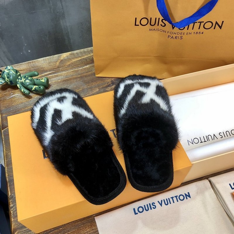 Texture and finish detail of Louis Vuitton luxury piece style No.130