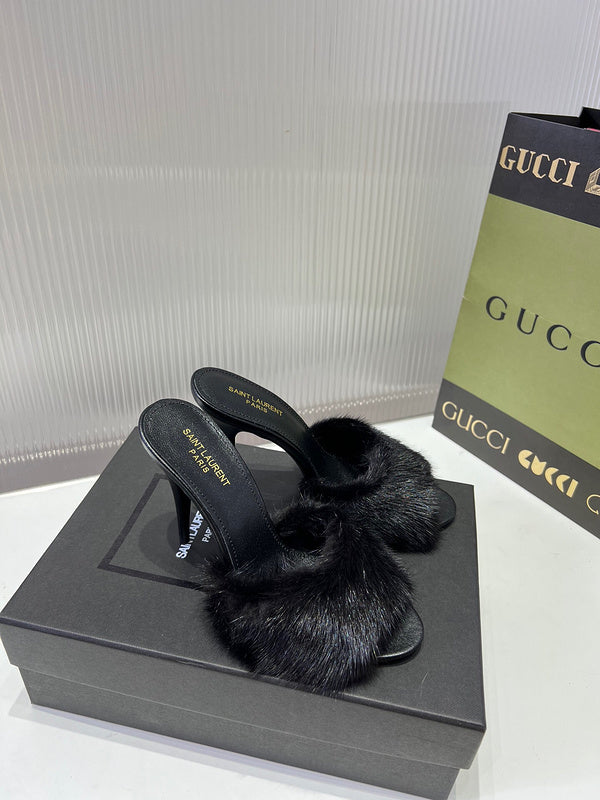 Styling view of Saint Laurent luxury piece style No.118