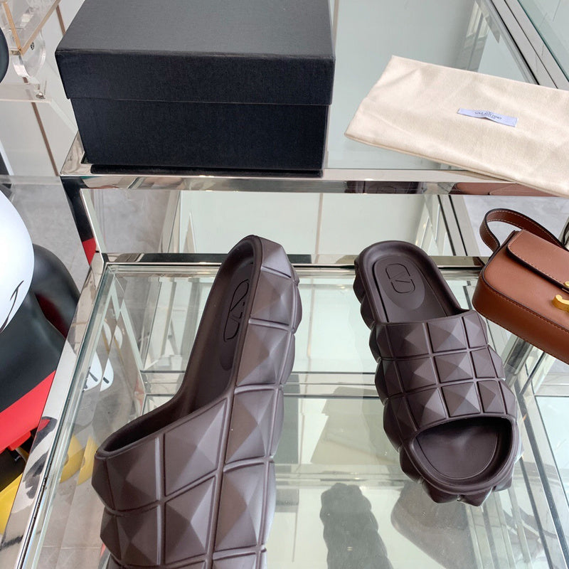 Styling view of Valentino Garavani luxury piece style No.231