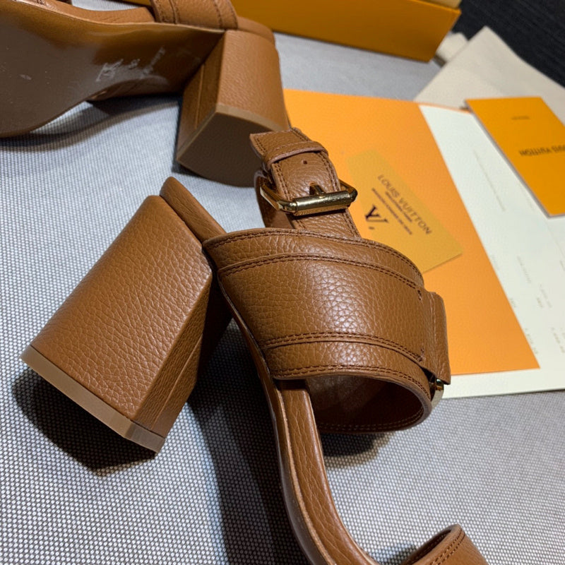 Three-quarter angle view of Louis Vuitton luxury piece style No.050