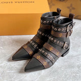 Front view of Louis Vuitton luxury piece style No.027