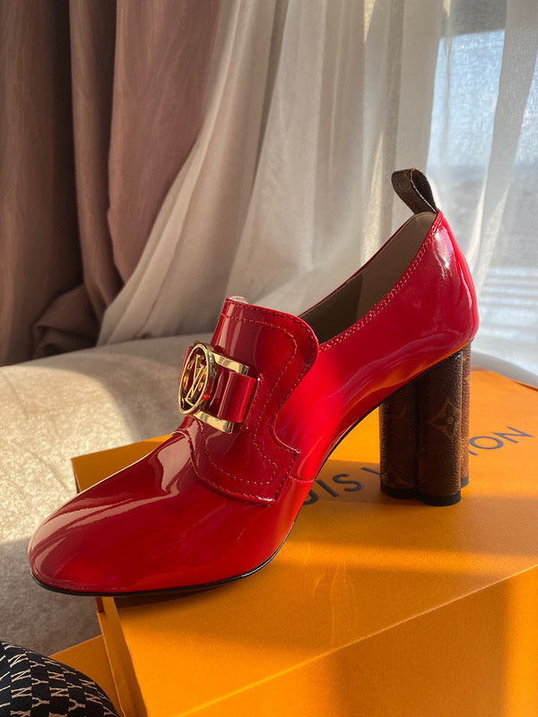 Back view of Louis Vuitton luxury piece style No.008