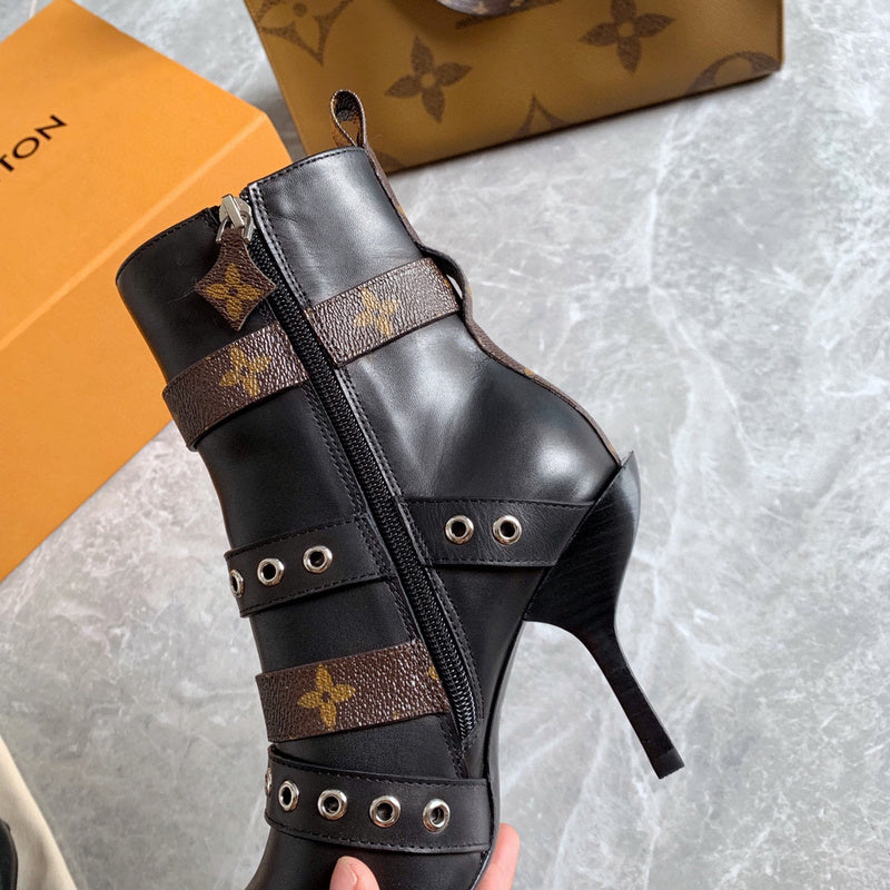 Side profile view of Louis Vuitton luxury piece style No.029