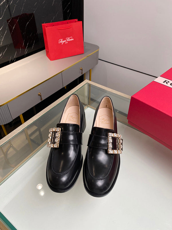 Styling view of Roger Vivier luxury piece style No.053