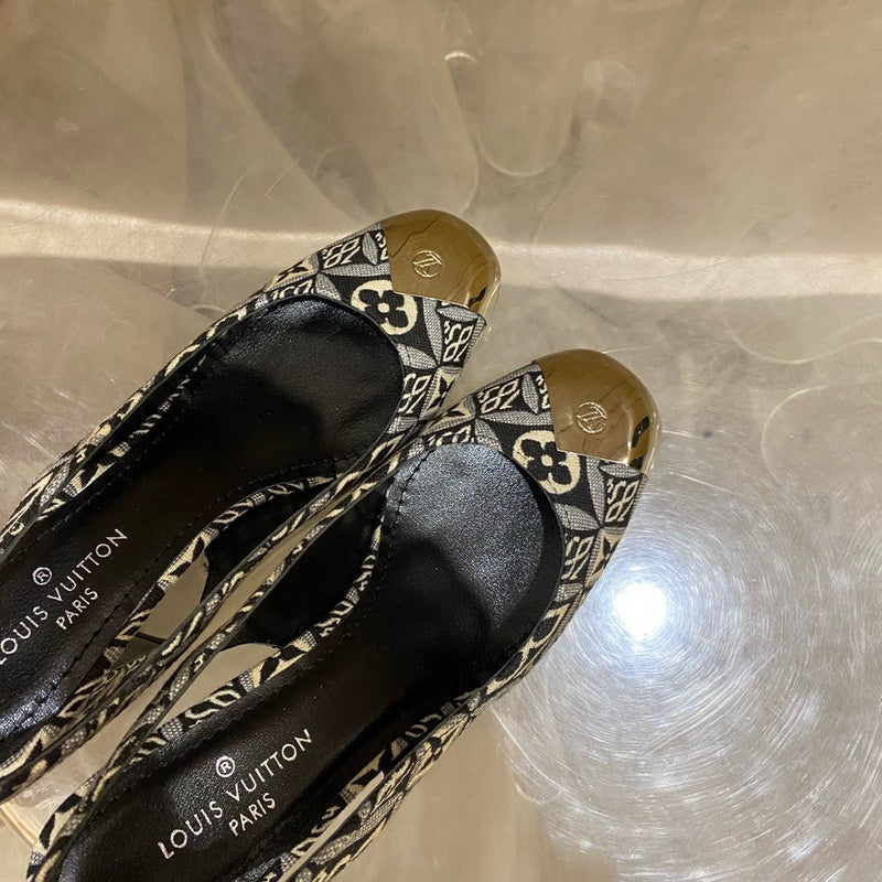 Louis Vuitton Black Chelsea Boots - Toe Detail View