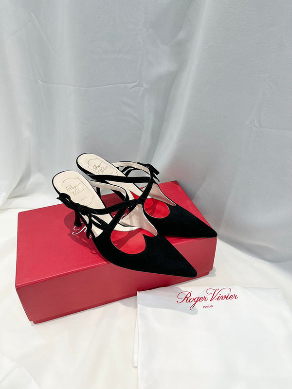 Side profile view of Roger Vivier luxury piece style No.046