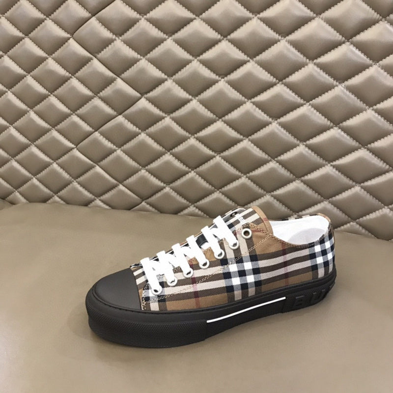 Burberry Black Classic Ballet Flats - Heel Detail View