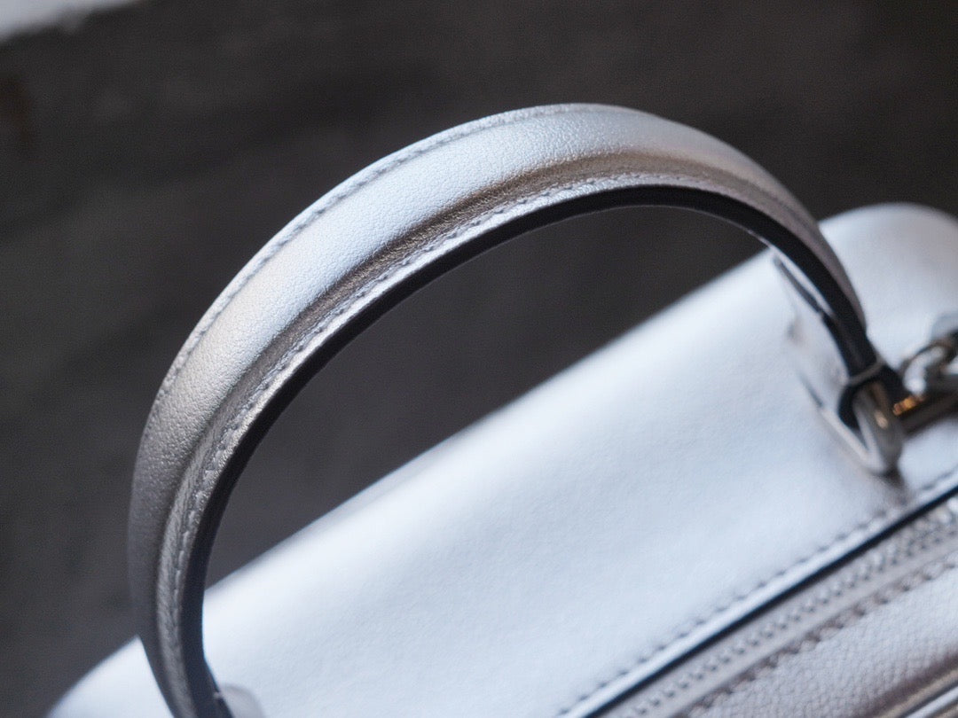 Front view of Gucci Blondie Top Handle Bag premium top handle bag