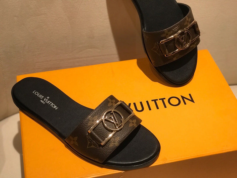 Three-quarter angle view of Louis Vuitton luxury piece style No.079