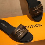 Three-quarter angle view of Louis Vuitton luxury piece style No.079