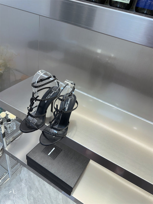 Styling view of Saint Laurent luxury piece style No.088
