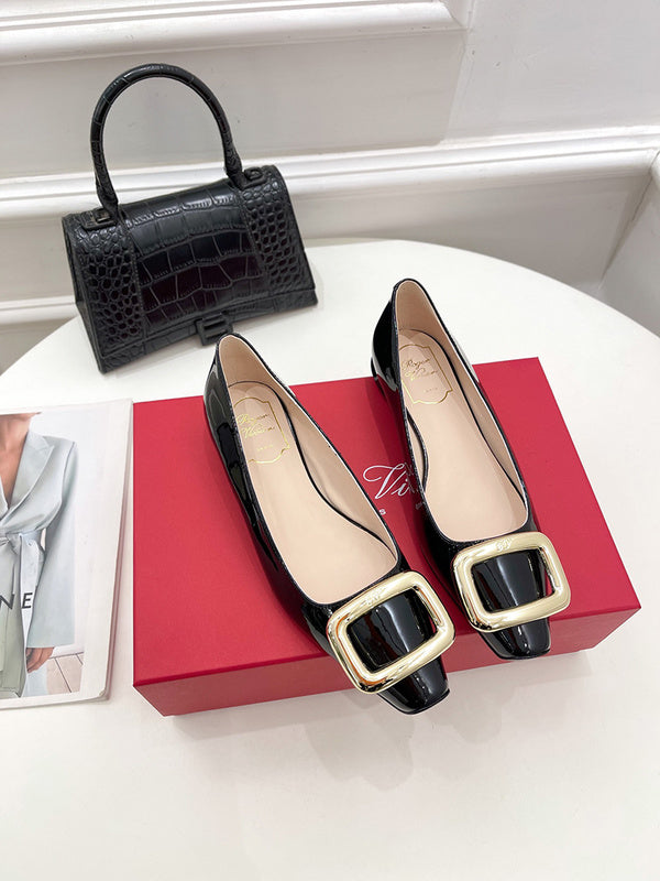 Three-quarter angle view of Roger Vivier luxury piece style No.051
