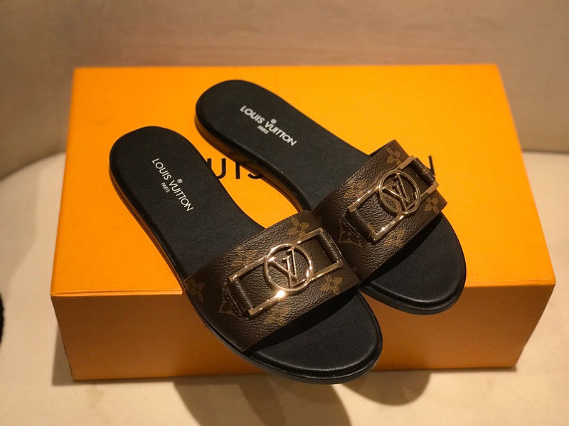 Front view of Louis Vuitton luxury piece style No.079