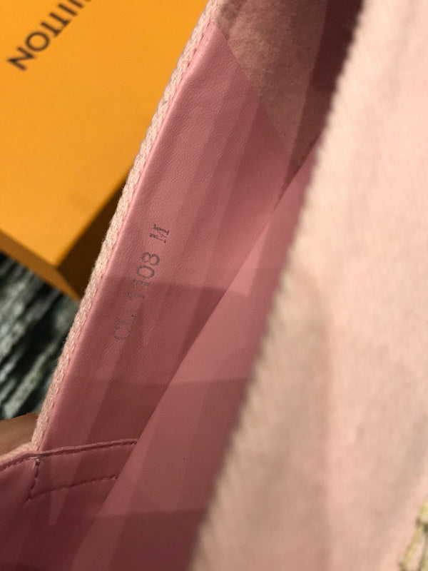 Three-quarter angle view of Louis Vuitton luxury piece style No.023
