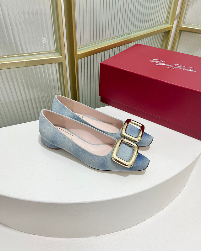 Three-quarter angle view of Roger Vivier luxury piece style No.103