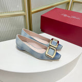 Three-quarter angle view of Roger Vivier luxury piece style No.103