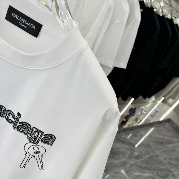 Three-quarter angle view of Balenciaga luxury piece style No.085
