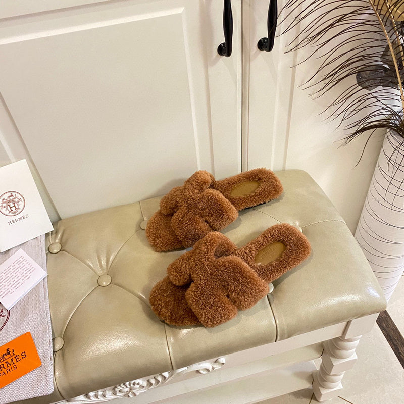 Hermès Beige Platform Sandals - Angled View