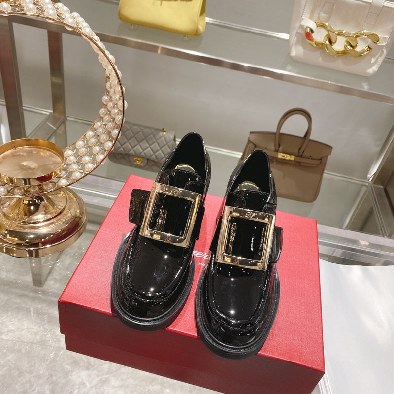 Front view of Roger Vivier luxury piece style No.042
