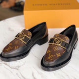 Three-quarter angle view of Louis Vuitton luxury piece style No.049
