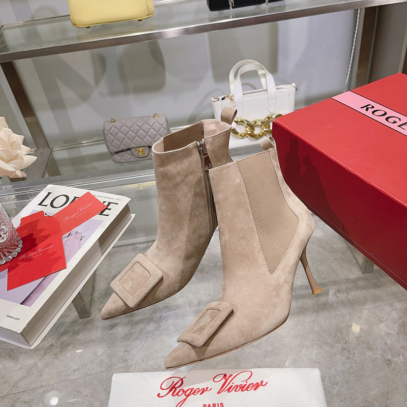 Back view of Roger Vivier luxury piece style No.065