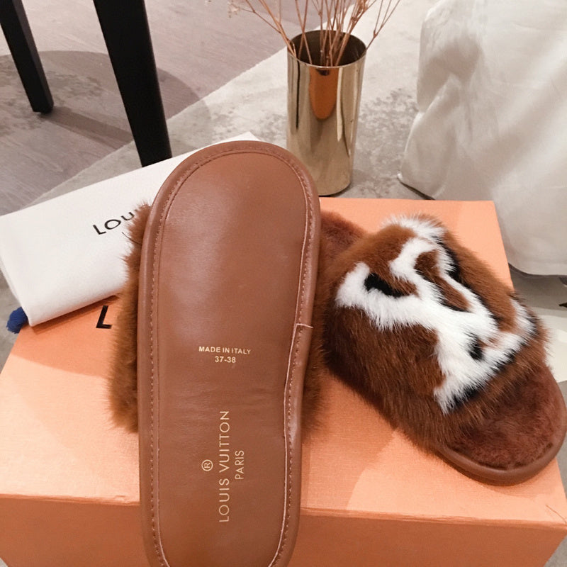 Front view of Louis Vuitton luxury piece style No.034