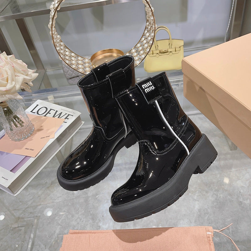Three-quarter angle view of Miu Miu luxury piece style No.122