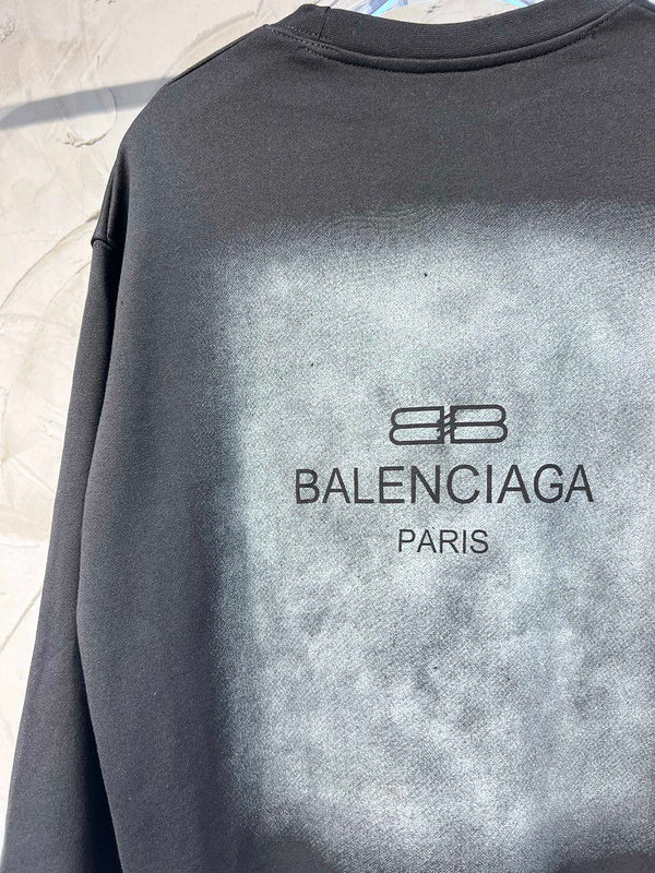 Styling view of Balenciaga luxury piece style No.050