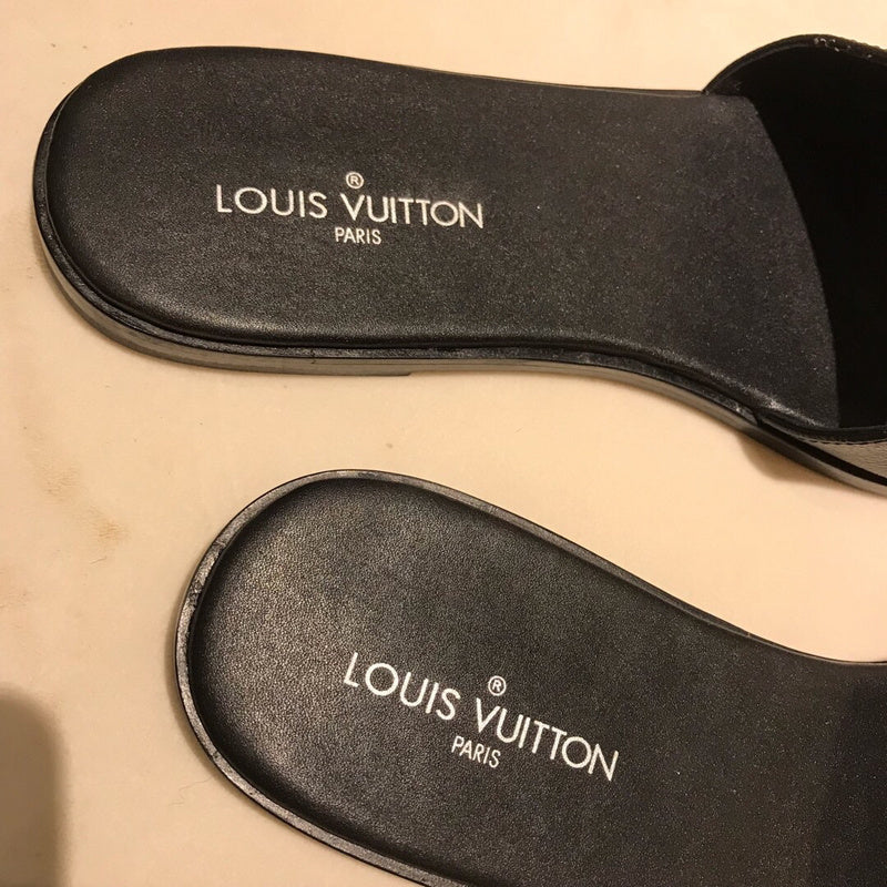 Texture and finish detail of Louis Vuitton luxury piece style No.079