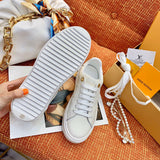 Front view of Louis Vuitton luxury piece style No.044