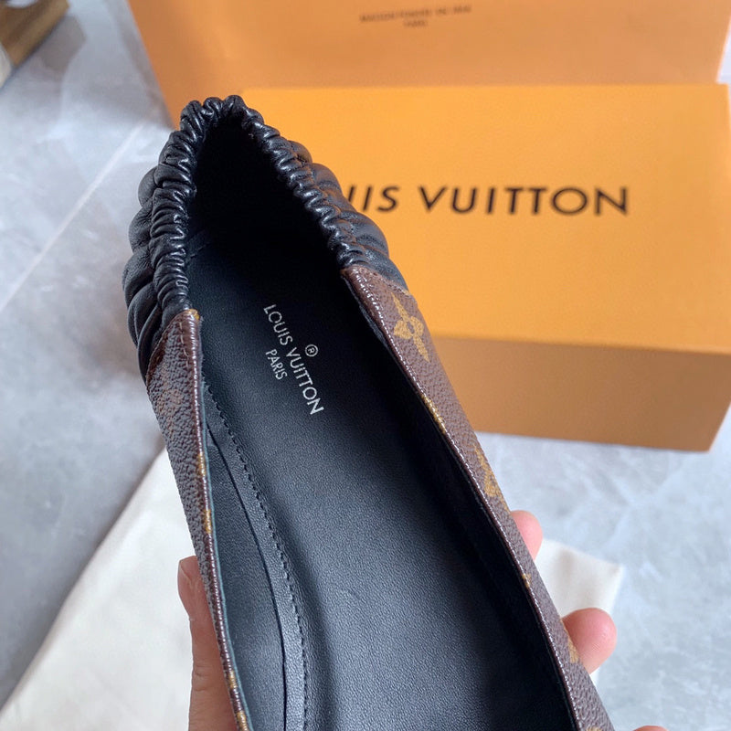 Side profile view of Louis Vuitton luxury piece style No.052