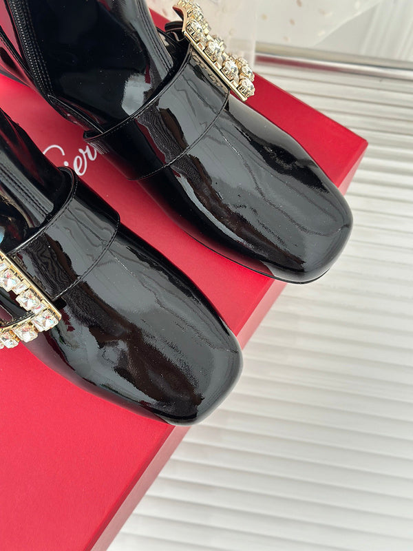 Full silhouette view of Roger Vivier luxury piece style No.102