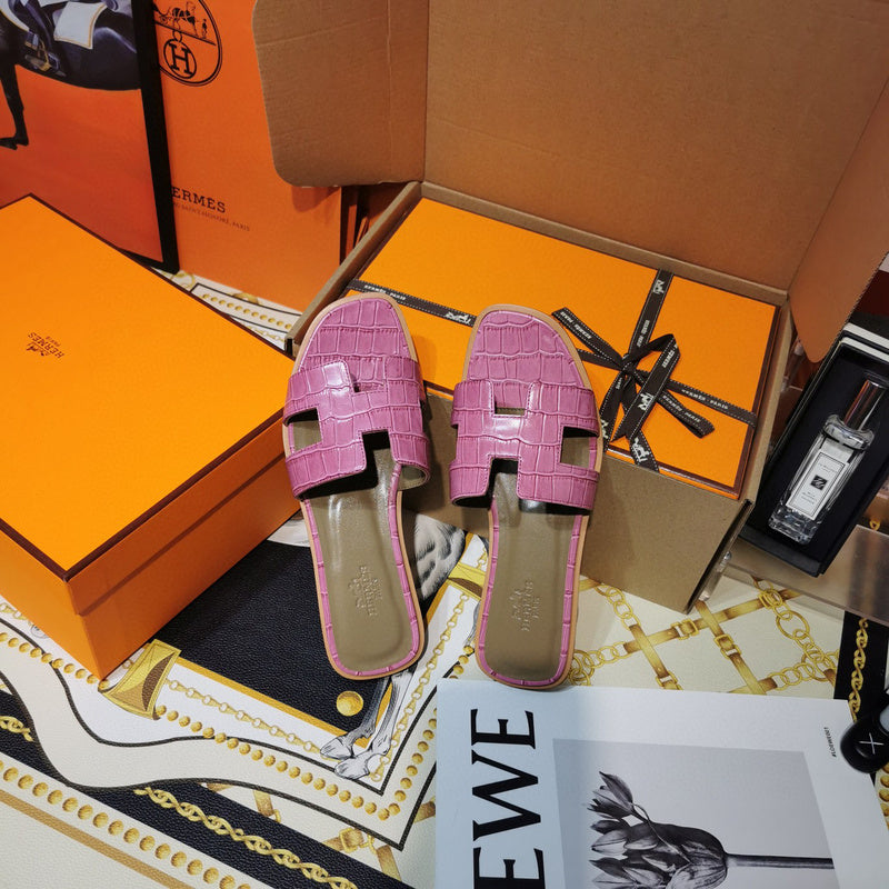 Hermès Burgundy Block Heel Sandals - Heel Detail View
