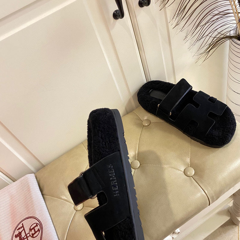 Hermès Red Flat Thong Sandals - Heel Detail View