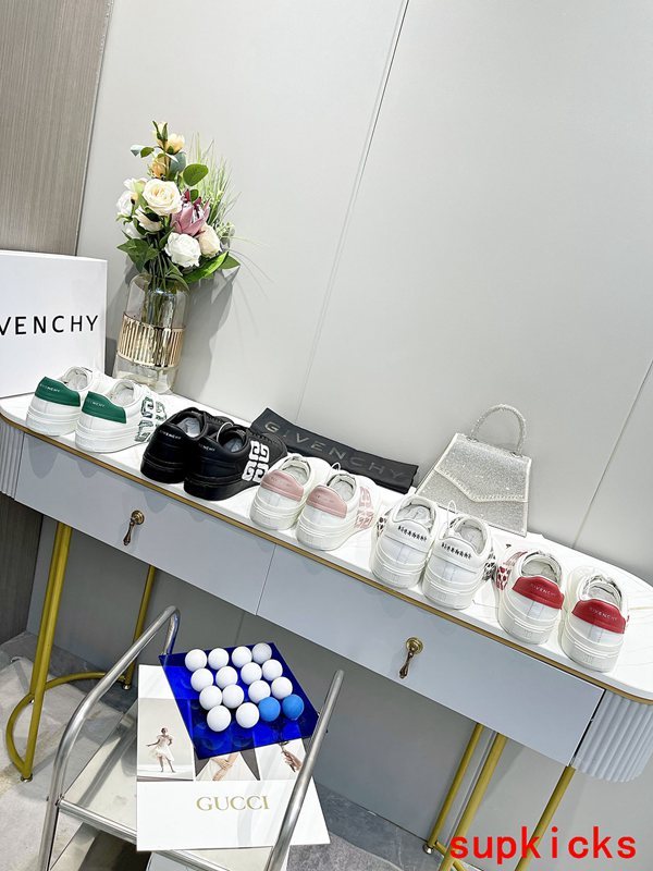 Givenchy shoes Style 055 - logo and branding close-up