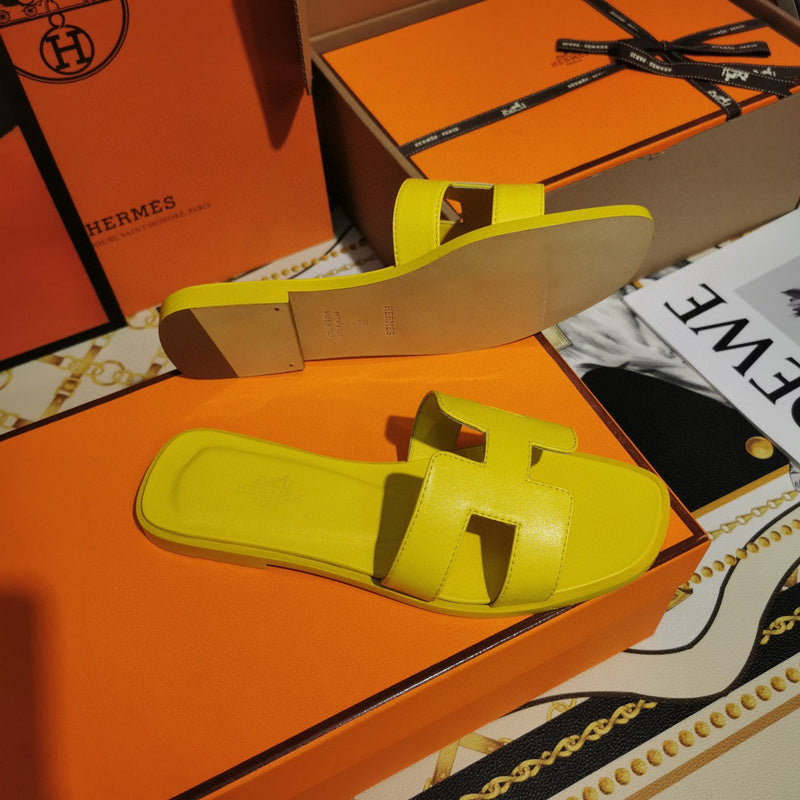 Hermès Beige Flat Thong Sandals - Heel Detail View