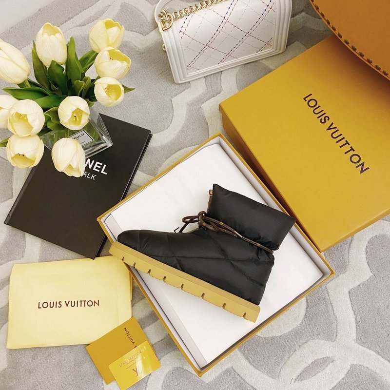 Texture and finish detail of Louis Vuitton luxury piece style No.151