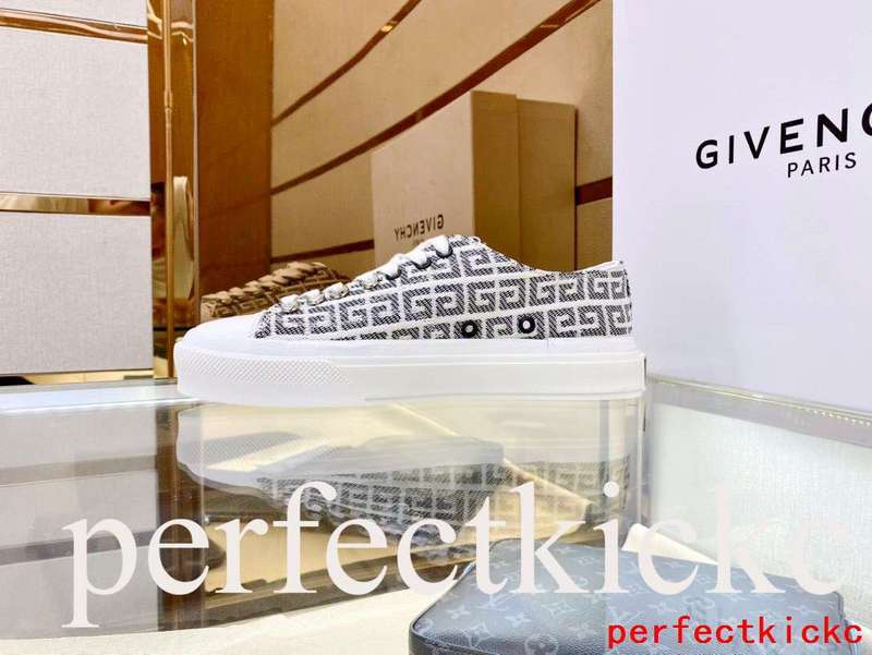 Givenchy shoes Style 121 - logo and branding close-up