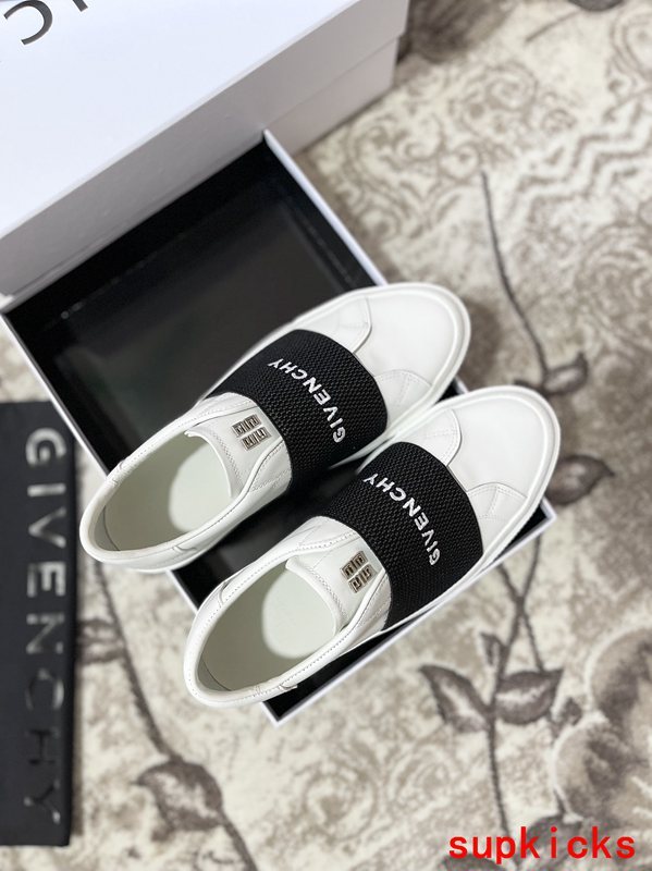 Givenchy Nude Classic Ballet Flats - Heel Detail View