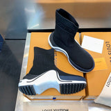Three-quarter angle view of Louis Vuitton luxury piece style No.140