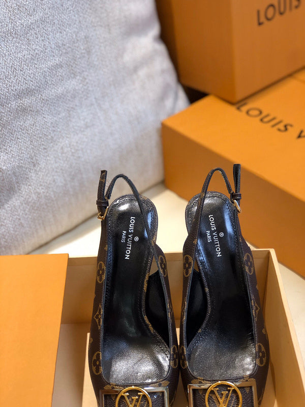 Three-quarter angle view of Louis Vuitton luxury piece style No.123